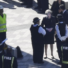 May, durante su visita a la torre incendiada.