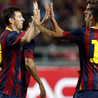 Messi celebra con sus compañero Neymar uno de los siete goles frente a Tailandia.