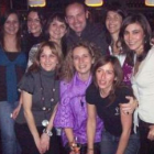 Dudu posa así de contento con un selecto ramillete de invitadas a su fiesta de cumpleaños