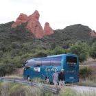 Uno de los autobuses del plan Itermédulas, el pasado verano bajo los picachos de arcilla del paraje arqueológico. L. DE LA MATA