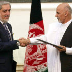 Ghani (derecha) y Abdulá se dan la mano tras firmar el acuerdo para un gobierno de unidad.