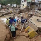 Vecinos de la ciudad de Santana do Mundau caminan entre los escombros.
