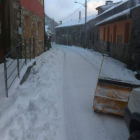 Una quitanieves limpia una calle en Fasgar.