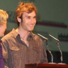 Chris Sharma, junto a Jesús Calleja en el auditorio, donde se proyectó la película sobre su ascensió
