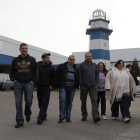 Un grupo de trabajadores abandona las instalaciones de Elmar en torno a las seis de la tarde.