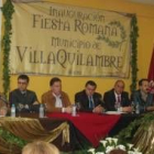 Jesús Celis Sánchez, a la izquierda, durante el pregón de las fiestas de Villaquilambre