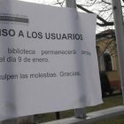 El Ayuntamiento cambió el cartel, que decía que se abrirían los días 4 y 5, por otro que anuncia que hasta el día 9 no habrá servicio.