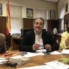 El coordinador del proyecto, el catedrático Javier Gómez-Montero, junto al alcalde y la concejala de Cultura de Astorga. A. VALENCIA
