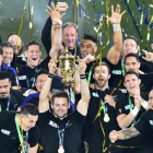 Los All Blacks neozelandeses celebran su triunfo en la final del Mundial de rugbi ante los Wallabies australianos, en Twickenham.