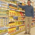 Ángel Alonso posa junto a una de las estanterías del primer centro comercial de La Bañeza