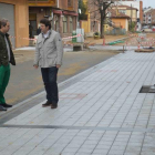 El concejal de Urbanismo y el alcalde, Manuel García, visitaron las obras de la calle La Fuente.