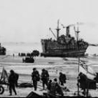 Soldados de la Royal Navy desembarcan en una playa de Normandía el 6 de junio de 1944