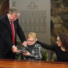 La madre de Brígida Pastrana recibe una placa en homenaje a la labor de su hija