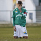 Borja, arrodillado sobre el césped, se lamenta de la ocasión fallada en el minuto 23 del partido.