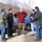 Los alcaldes de la zona afectada rodean al director general tras las conversaciones de ayer