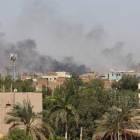 Columnas de humo se divisan desde varios puntos de Jartum, la capital de Sudán. STRINGER