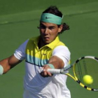 tenista español Rafael Nadal devuelve una bola  en el torneo de Miami