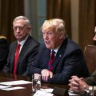 WASHINGTON  DC  ESTADOS UNIDOS- El presidente estadounidense  Donald Trump  ofrece declaraciones a los medios acompanado del secretario de Defensa de Estados Unidos  James Mattis  y del jefe del Estado Mayor Conjunto  Joseph Dunford.