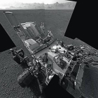 Arriba, estribaciones del monte Sharp captadas por el 'Curiosity' (el color, según la NASA, está modulado para facilitar la detección de estratos). Abajo, 'autorretrato' del robot y rocas movidas por efecto del amartizaje.