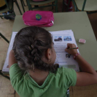 Una alumna realiza sus deberes después de asistir a varias horas de clase. JESÚS F. SALVADORES
