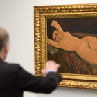 Un hombre contempla la obra ‘Desnudo recostado’, obra del artista italiano Modigliani. LAURENT GILLIERON