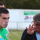 El técnico del Astorga, Simón Pérez, motiva a sus jugadores en un momento del choque.