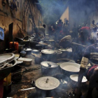 Un grupo de refugiados cocinando en un campamento de Bouca, en Republica Centroafricana.