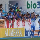 Los jugadores deportivistas celebran un gol balsámico que da el primer triunfo de la temporada a la escuadra berciana. ANA F. BARREDO