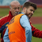 Vicente del Bosque y Gerard Pique durante un entrenamiento de la selección española de fútbol.