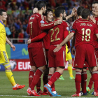 Los jugadores de la selección española felicitan a Álvaro Morata tras conseguir el gol que dio el triunfo a ‘La Roja’.