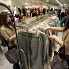 Una mujer ojea un pantalón en un centro comercial chino. MICHAEL REYNOLDS