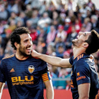 Parejo celebra con Guedes el primer gol del Valencia ante el Girona. DAVID BORRAT