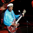 Fotografía de archivo del 26 de marzo de 2008 del compositor y guitarrista estadounidense Chuck Berry durante un concierto en el auditorio de Castellón.