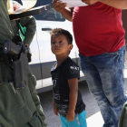 Un niño y sus padres, procedentes de Honduras, son retenidos por una patrulla policial cerca de la frontera de EEUU con México en Misión (Tejas), el 12 de junio pasado.