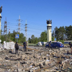 Policías y rescatistas ucranianos inspeccionan los escombros tras un bombardeo en Kharkiv. SERGEY KOZLOV