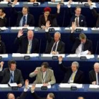 Eurodiputados que votan sí a la adhesión de Bulgaria y Rumanía en el 2007, durante la sesión de ayer