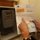 Contador de la luz y factura de Endesa.