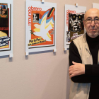 Manuel Jular posa en la exposición ‘Humor en tiempos revueltos (1965-1988) que hoy se puede ver por última vez en el Museo de León.