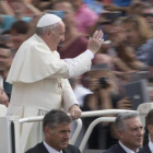 El papa Francisco saluda a los fieles a su llegada a la audiencia general de los miércoles en la Plaza de San Pedro del Vaticano.