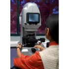 Una científica trabaja en un sistema de perfil óptico en un laboratorio de nanotecnología.