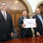 Fernando Álvarez, Samuel Folgueral, con el borrador en la mano, y Emilio Cubelos.