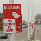 En la avenida de Galicia en Ponferrada ya se pueden ver carteles de la manifestación. L. DE LA MATA