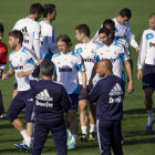 Los jugadores del Real Madrid durante el entrenamiento de ayer en Valdebebas bajo la atenta mirada de Mourinho.