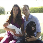 Kate, con el príncipe Jorge en brazos, el príncipe Guillermo, el cocker 'Lupo' y, acostado detras, 'Tilly', el golden retriever de la familia Middleton.