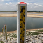 Indicadores del nivel del agua en la presa de Pasak Cholasit (Tailandia).
