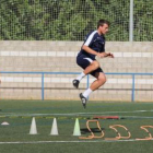Santi Santos se ejercita sobre césped artificial en el Área Deportiva de Puente Castro.