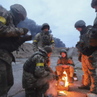 Soldados ucranianos se calientan en una hoguera en las inmediaciones de Kiev a la espera del ataque ruso. ALISA YAKUBOVYCH