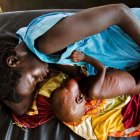 Una mujer intenta amamantar a su hijo, con síntomas de malnutrición, en Sudán del Sur.