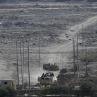 Un vehículo militar egipcio vigila la frontera entre Egipto y la Franja de Gaza, en el paso de Rafah.