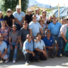 Los vecinos celebran una comida de hermandad.
